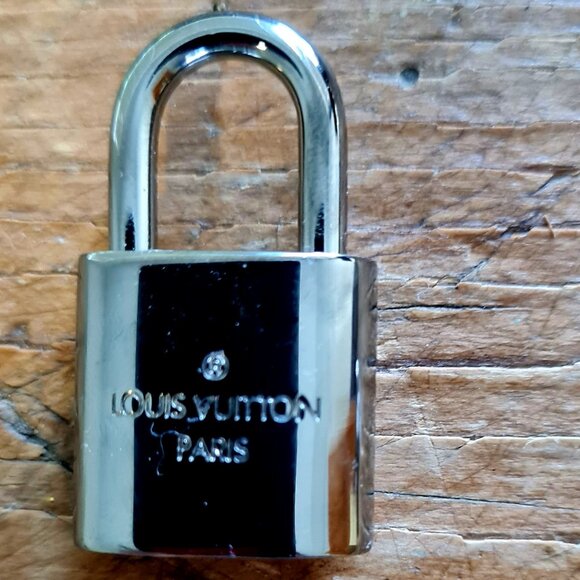 Louis Vuitton padlock and key set - Picture 2 of 4